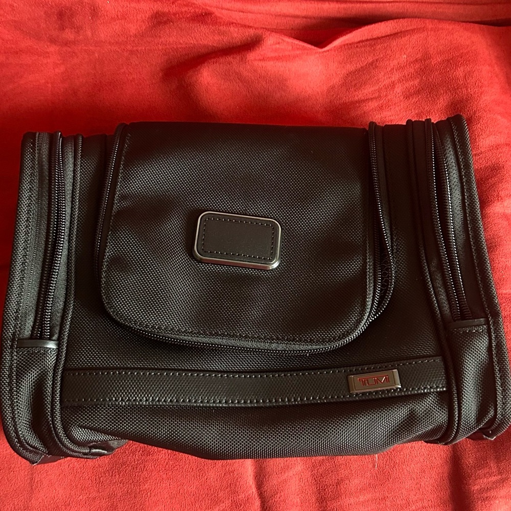 Tumi Alpha Hanging travel kit black